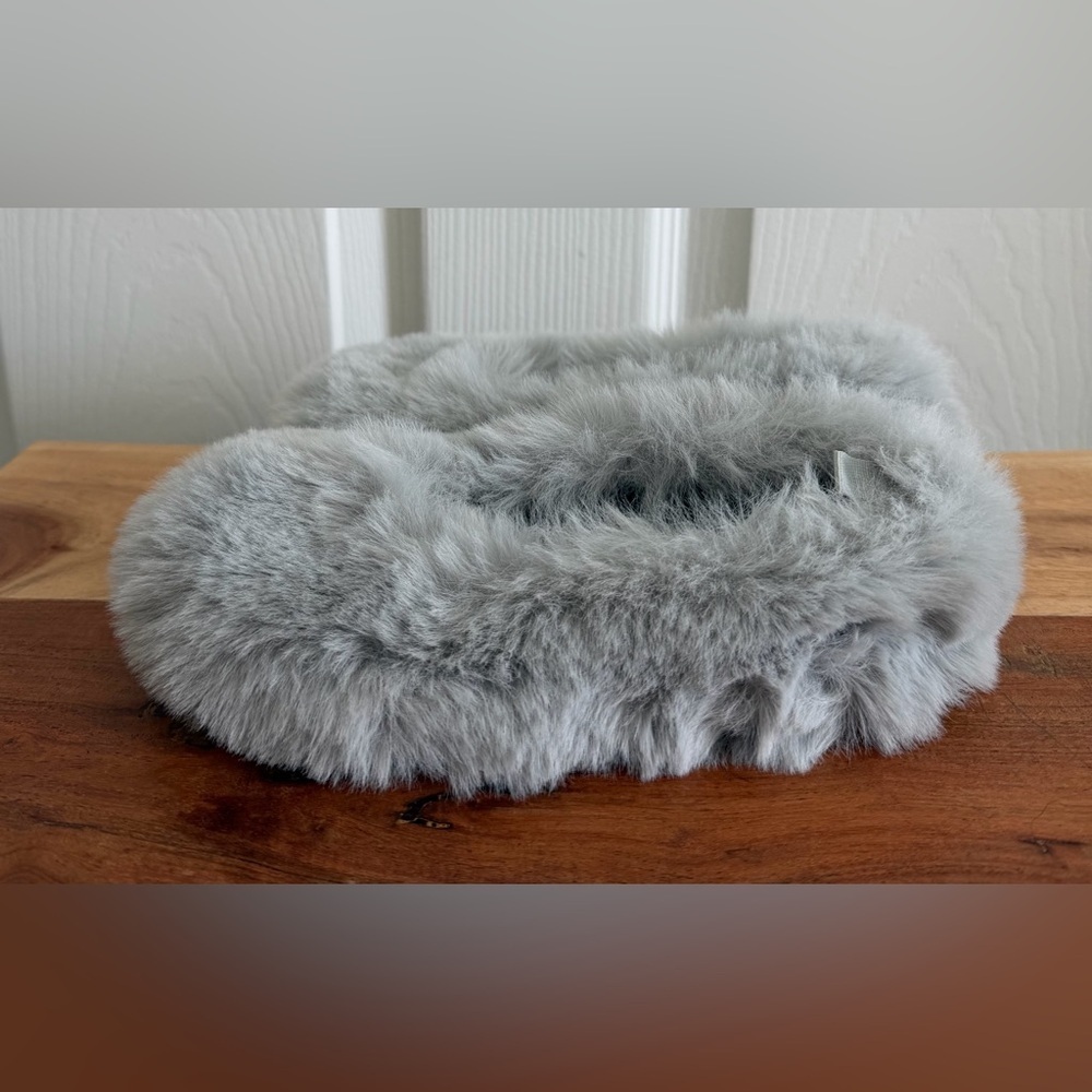 Zara Kids Soft Gray Faux Fur Ballet Flats
Zara Size 29 - Picture 3 of 8